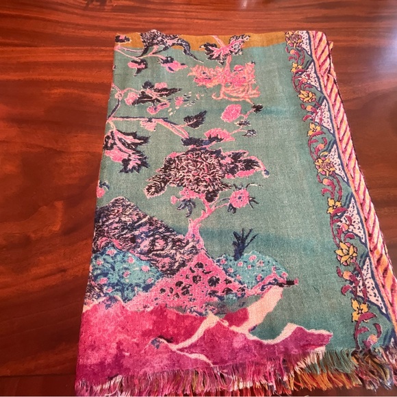Oblong soft wool and silk colorful scarf - Picture 3 of 4
